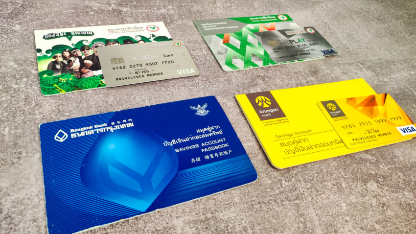 Банковские карты и сберегательные книжки тайских банков на столе