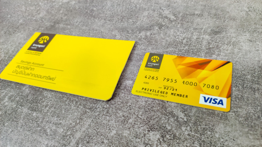 Жёлтая карта Visa и сберегательная книжка Krungsri