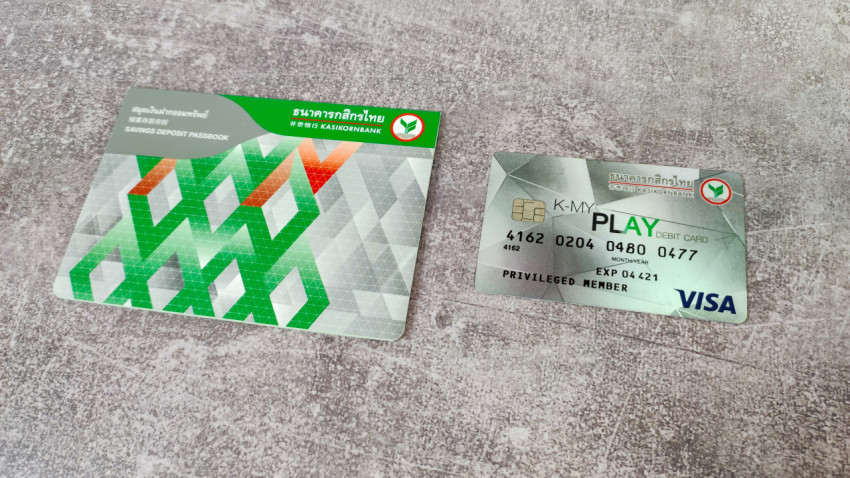 Сберегательная книжка и карта Kasikornbank, вид сверху