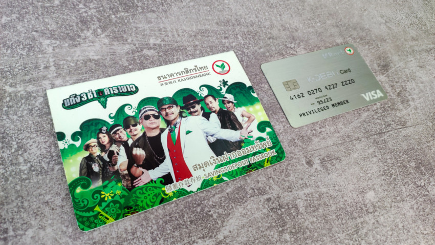 Сберегательная книжка Kasikornbank с культурным дизайном и карта Visa