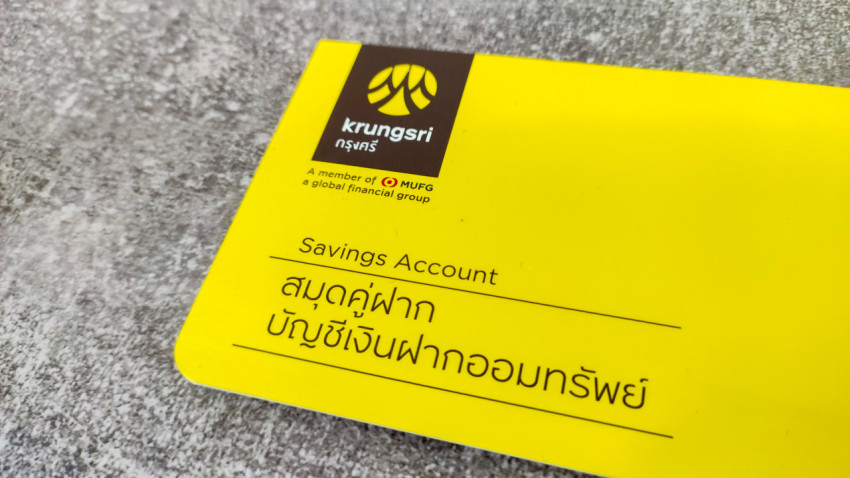 Сберегательная книжка Krungsri Bank ярко-желтого цвета