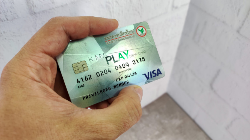 Тайская дебетовая карта Kasikornbank в руке