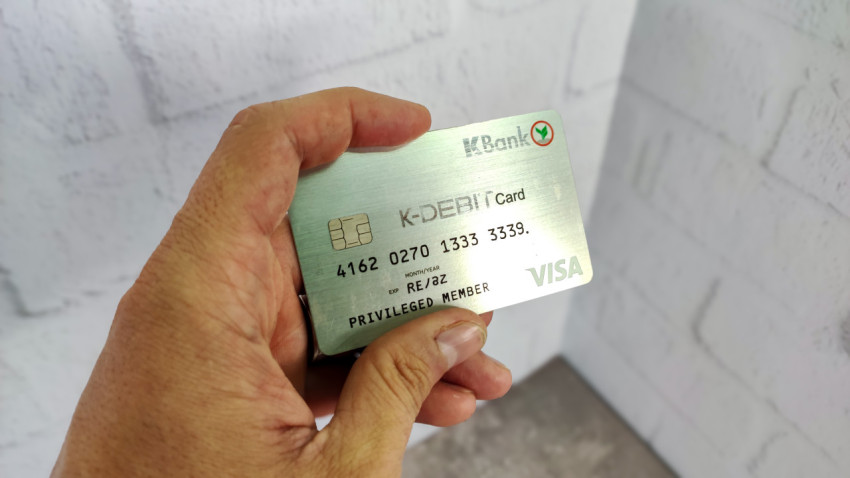 Тайская дебетовая карта KBank Visa в руке