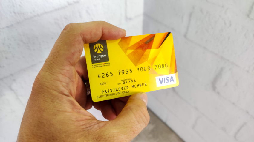 Тайская банковская карта Krungsri Visa в руке
