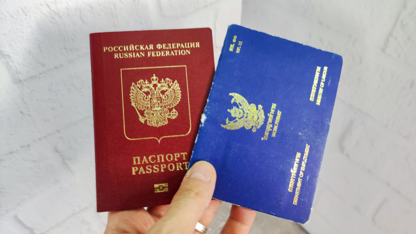 Заграничный паспорт РФ и тайский рабочий пермит в руке