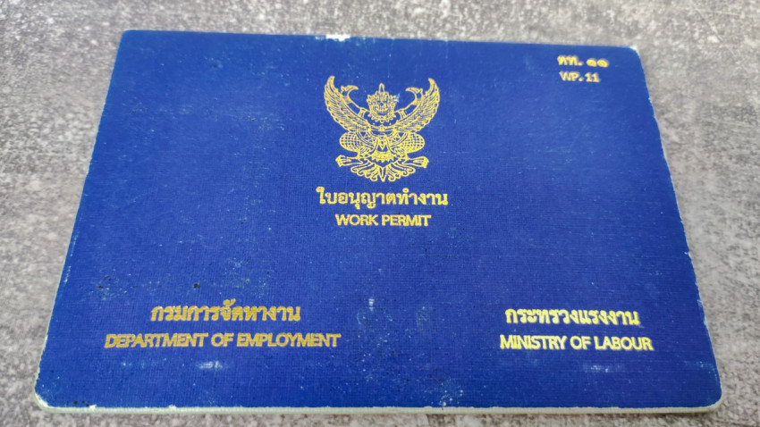 Тайский рабочий пермит на столе