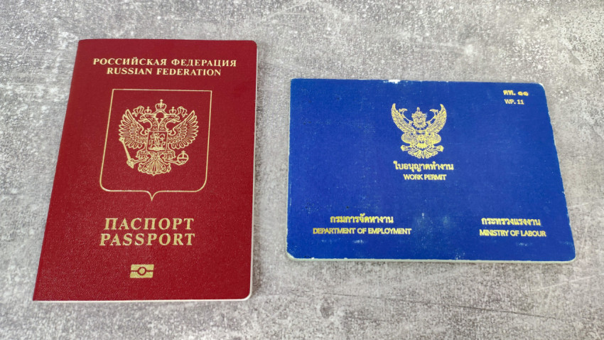 Заграничный паспорт РФ и тайский рабочий пермит на столе