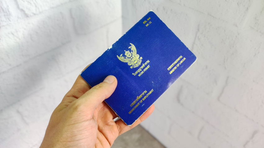 Тайский рабочий пермит в руке крупным планом