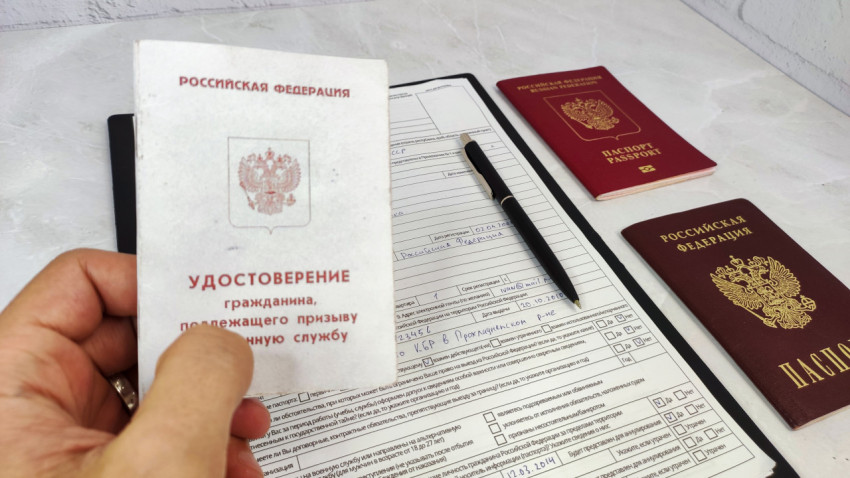 Удостоверение призывника и загранпаспорта на столе