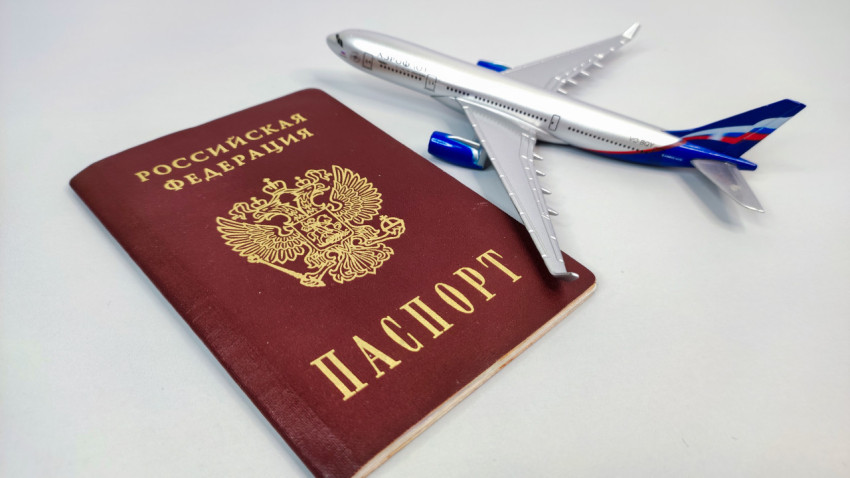 Внутренний паспорт РФ и модель самолета
