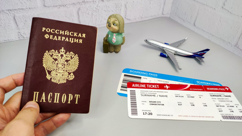 Паспорт РФ и авиабилеты с моделью самолета