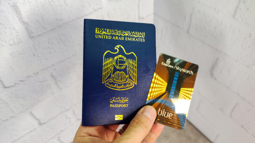 Паспорт ОАЭ и карта Emirates Skywards Blue в руке