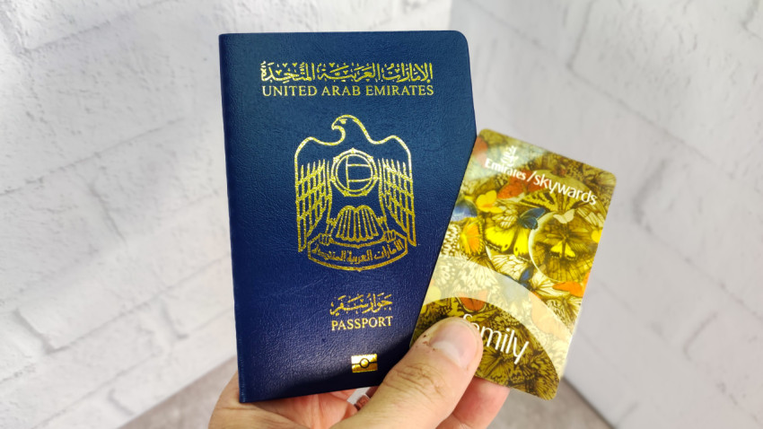 Паспорт ОАЭ и карта Emirates Skywards Family в руке