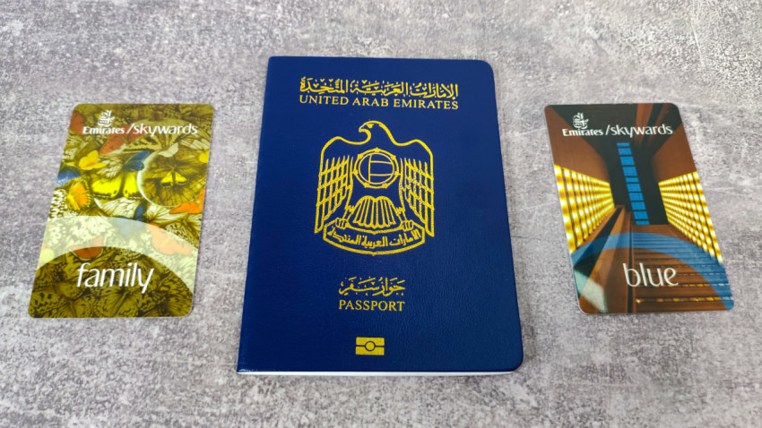 Паспорт ОАЭ и карты Emirates Skywards Family и Blue