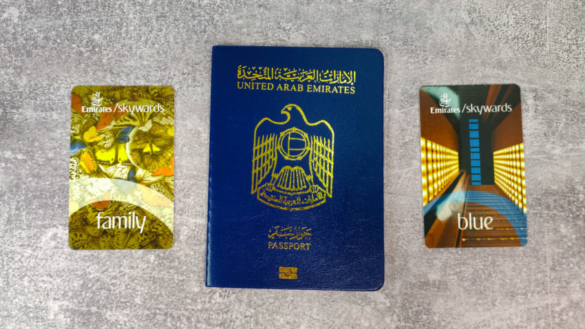 Паспорт ОАЭ и карты Emirates Skywards на сером фоне