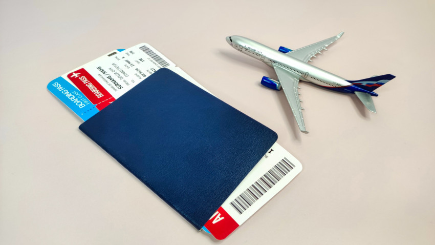 Синий паспорт и посадочные талоны рядом с моделью самолета