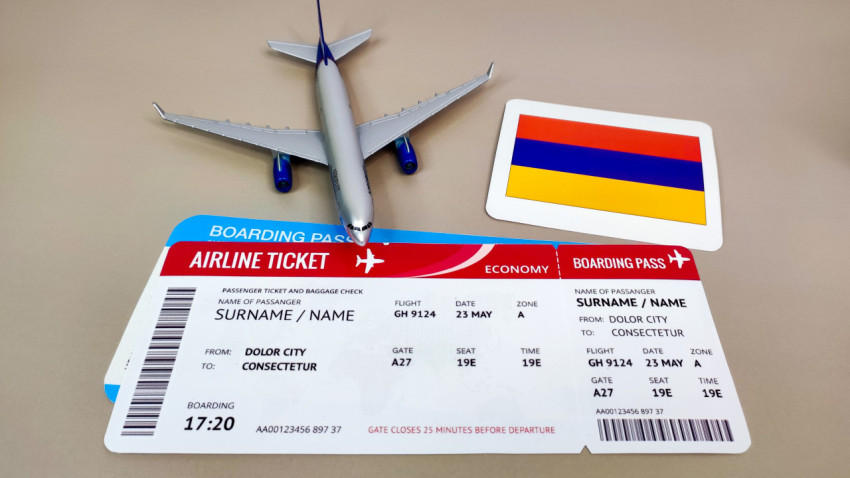 Авиабилеты, модель самолета и флаг Армении