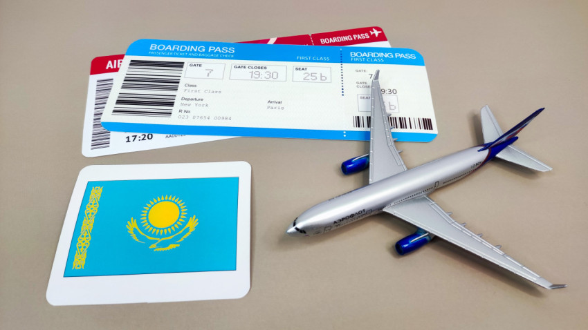 Флаг Казахстана, посадочные талоны и модель самолёта