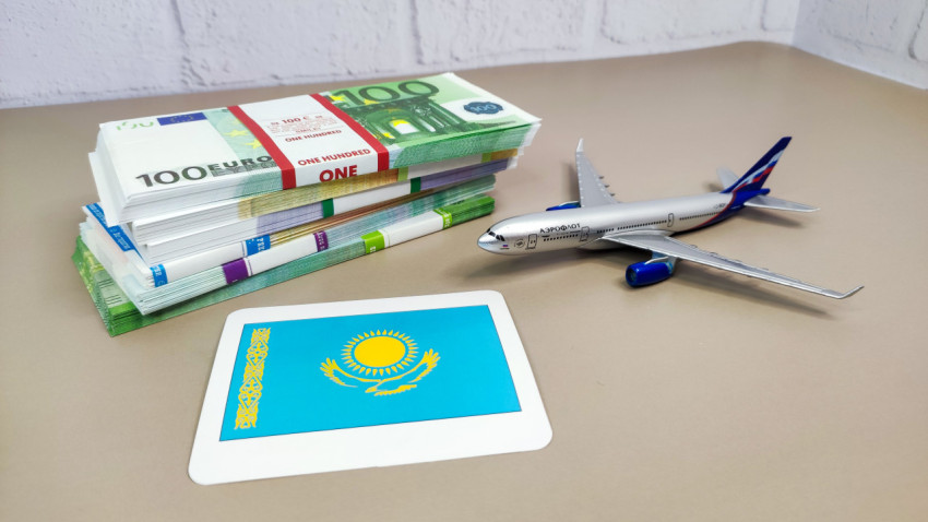 Евро, флаг Казахстана и модель самолёта