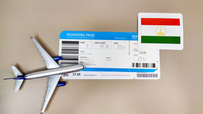 Посадочные талоны, флаг Таджикистана и модель самолёта