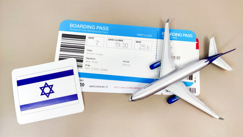 Посадочные талоны, флаг Израиля и модель самолёта