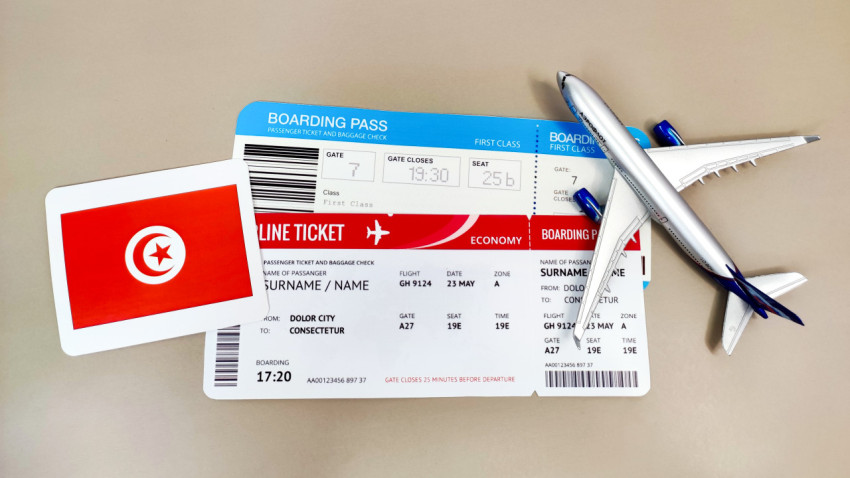 Флаг Туниса и авиабилеты с моделью самолёта