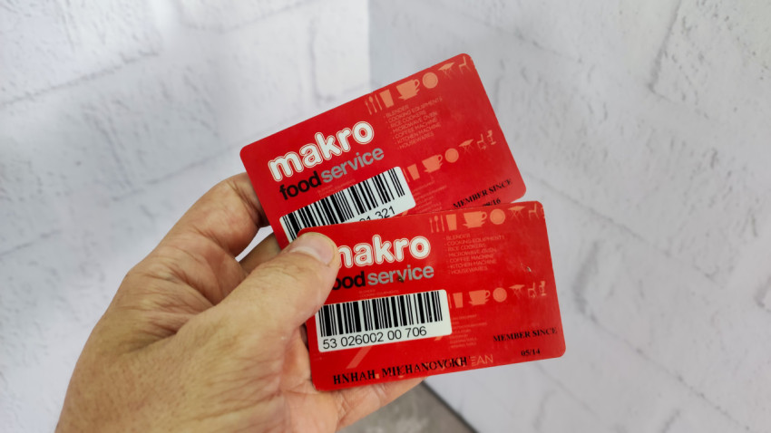 Две карты Makro Food Service в руке