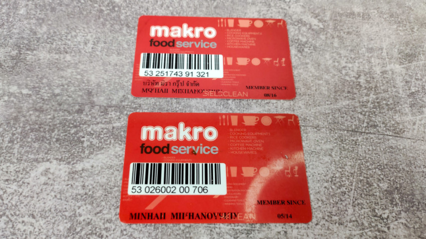 Две карты Makro Food Service на столе