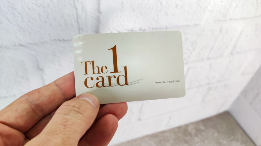 Карта The 1 Card в руке