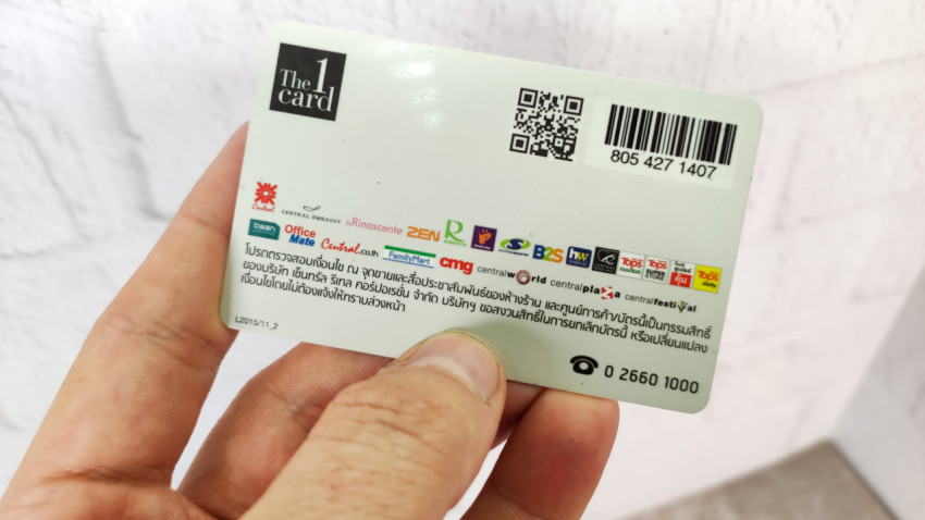 Оборотная сторона карты The 1 Card в руке