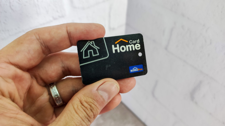 Карта HomePro Home Card в руке