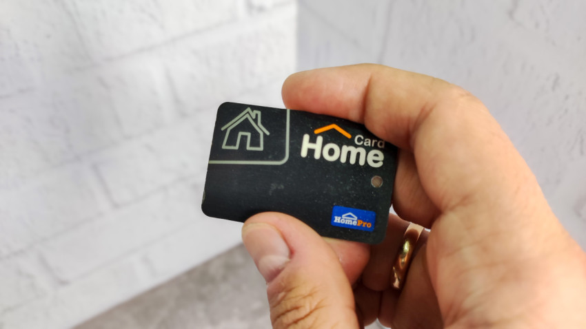 Карта HomePro Home Card в руке крупным планом