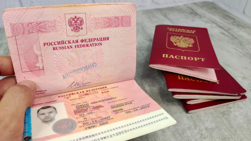Загранпаспорт РФ с аннулированной отметкой на фоне других паспортов