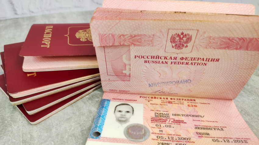 Аннулированный загранпаспорт РФ и стопка документов
