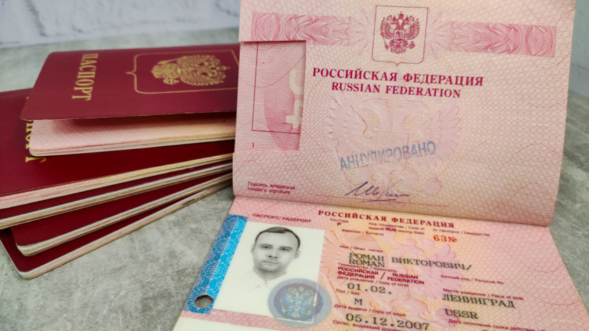 Загранпаспорт РФ с аннулированным штампом и стопкой других паспортов