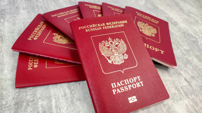 Стопка заграничных паспортов РФ крупным планом