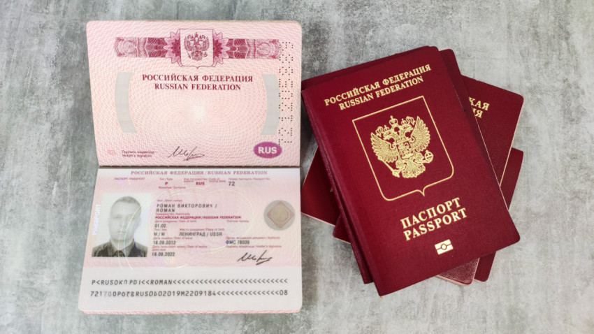 Загранпаспорт РФ с открытой страницей и персональными данными