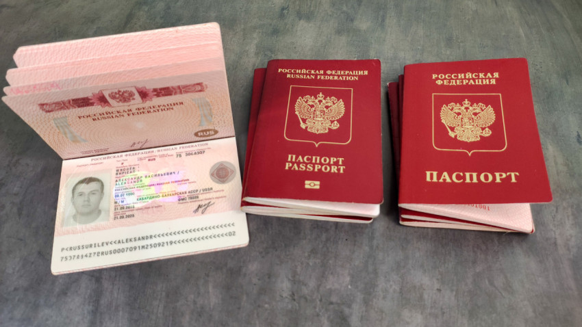 Заграничный паспорт Российской Федерации с разворотом страницы с личными данными