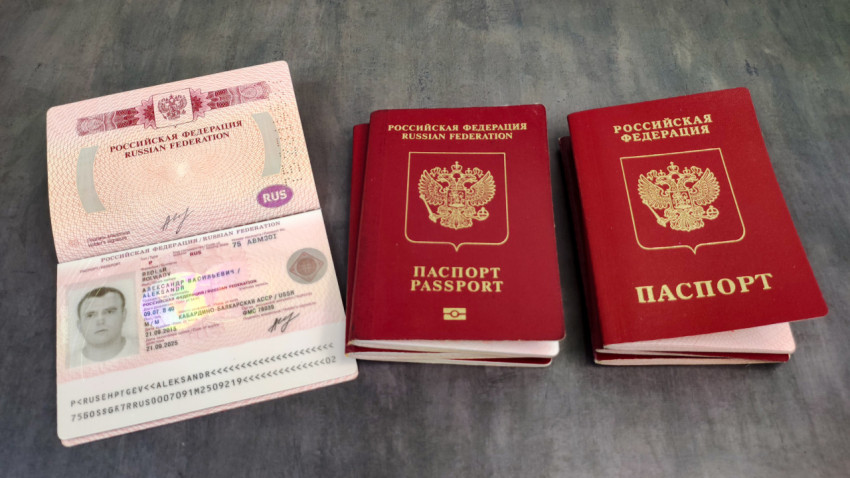 Заграничные паспорта Российской Федерации крупным планом