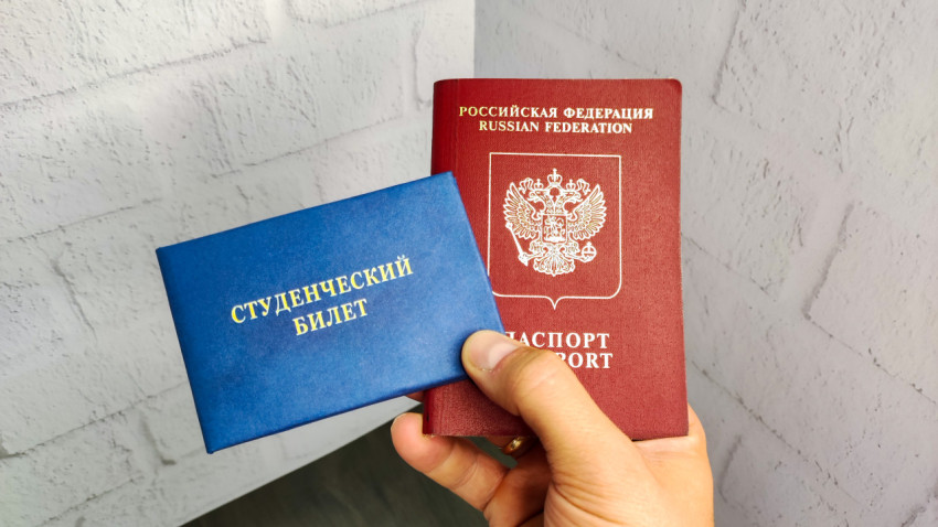 Студенческий билет и заграничный паспорт на светлом фоне