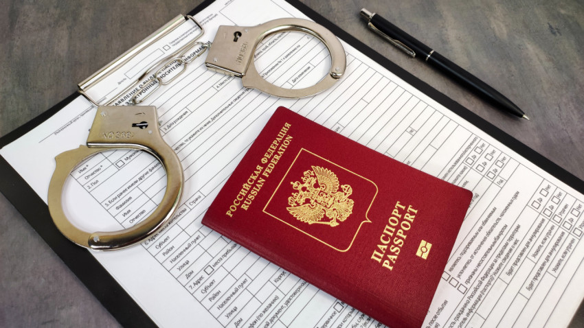 Заграничный паспорт РФ и наручники на анкете