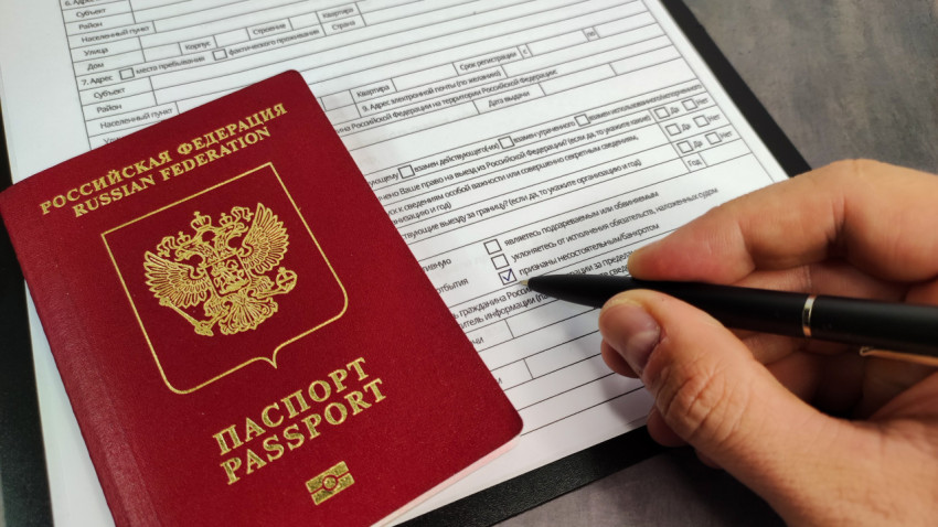 Заграничный паспорт РФ и анкета с отметкой о банкротстве