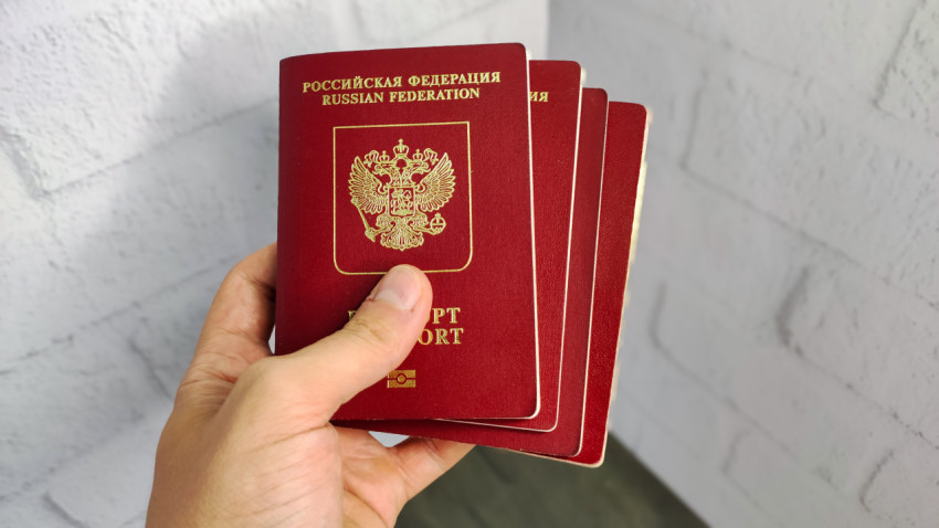 Загранпаспорта Российской Федерации в руке