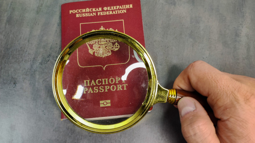 Заграничный паспорт РФ под увеличительным стеклом
