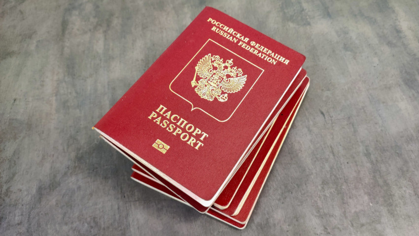 Несколько загранпаспортов Российской Федерации на столе
