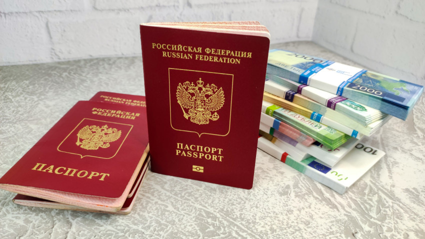 Загранпаспорта и стопки российских банкнот