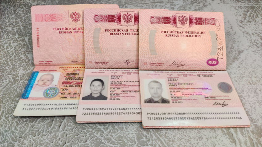 Внутренние страницы загранпаспортов РФ с фотографиями владельцев