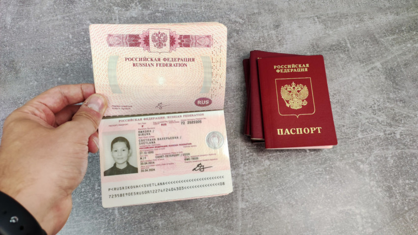 Открытый загранпаспорт РФ и стопка паспортов