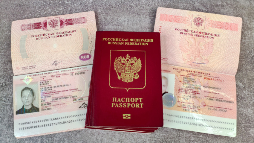 Российские загранпаспорта с открытыми страницами