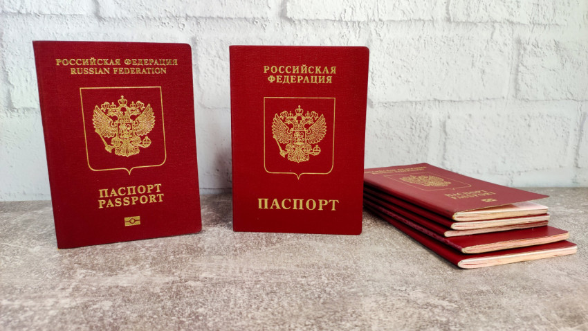 Несколько российских заграничных паспортов на поверхности стола